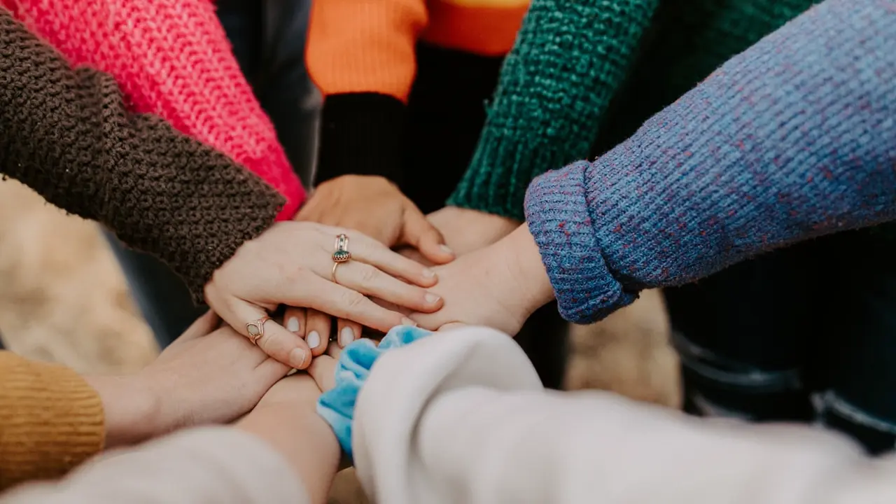 Groupe de bénévoles de l'ASSOCIATION IKONOTEKA engagés dans la mission culturelle de terrain