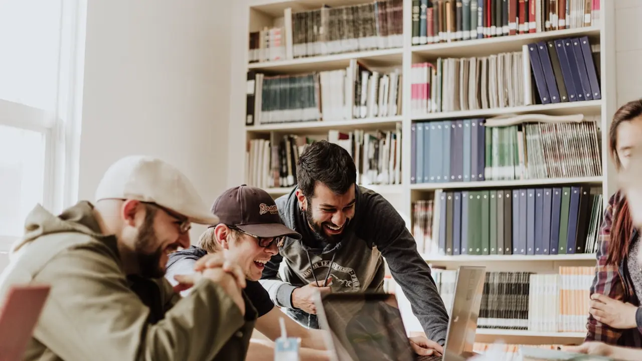 Jeunes participants engagés dans un atelier de l'association lors d'un événement public